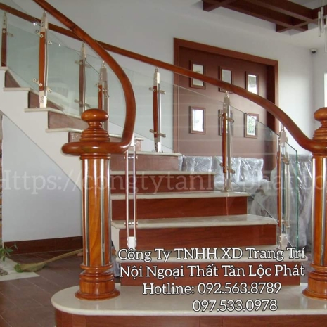 Cầu Thang Gỗ Cao Cấp Chất lượng kính cường lực